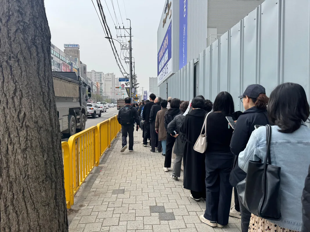 [르포]인천 산곡역 앞 대단지에 구름 인파…“부평 ‘갈아타기’ 실수요 집중” [해링턴 스퀘어 산곡역]