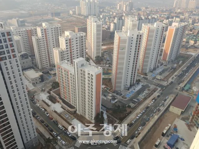 "무주택자 위한 50년 공공임대에 외제차 즐비…소득·재산 기준 필요"